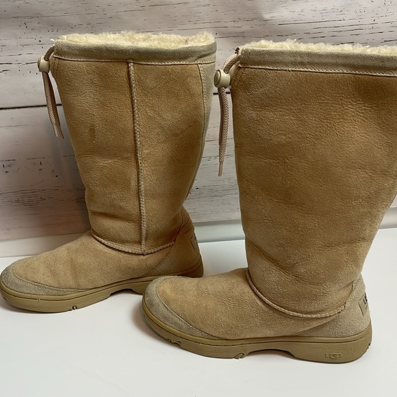 Classic UGGs Size 8 - Picture 3 of 8